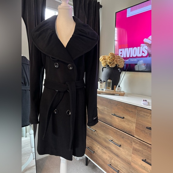 Ellen Tracy Jackets & Blazers - Ellen Tracy Elegant Black Coat